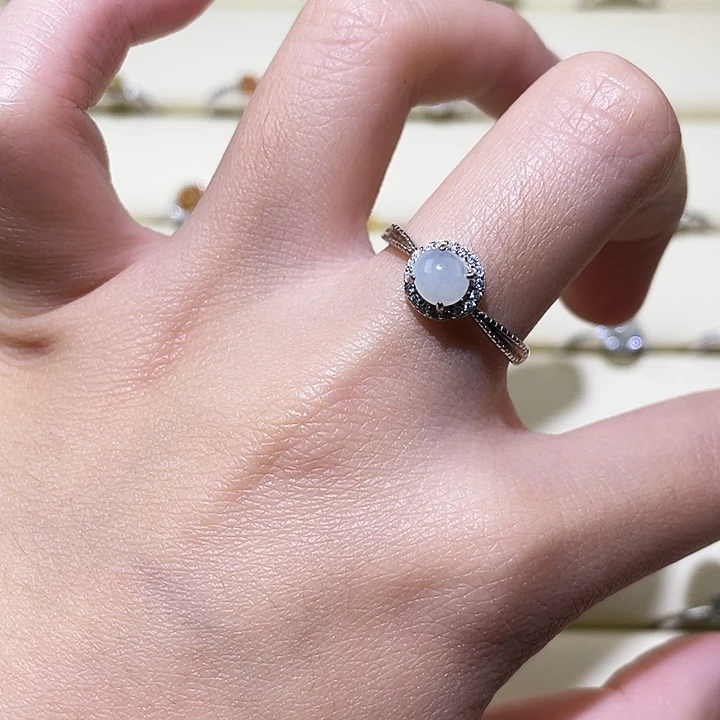 颈饰未镶嵌翡翠戒指