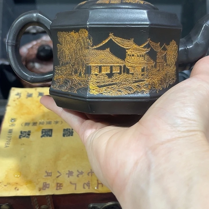 茶壶紫泥原矿泥料手工制作的一把紫砂壶。