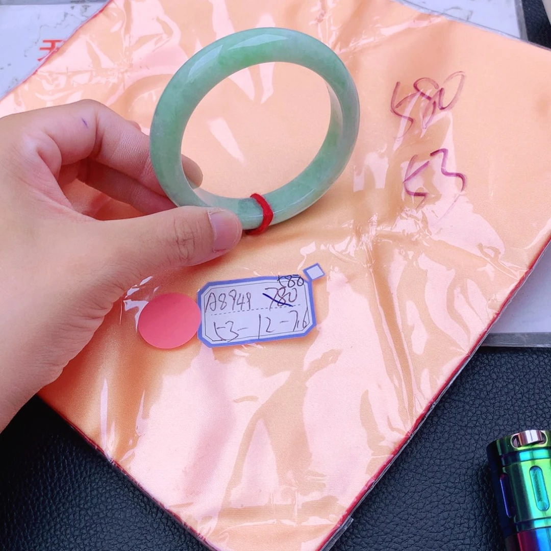 翡翠手镯未镶嵌翡翠