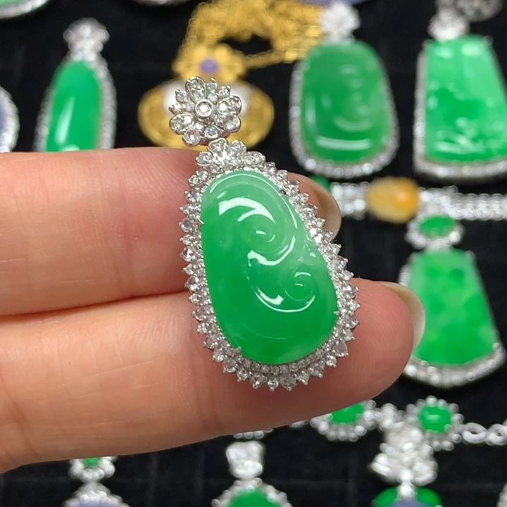 【闪购商品】颈饰18K金镶嵌翡翠吊坠