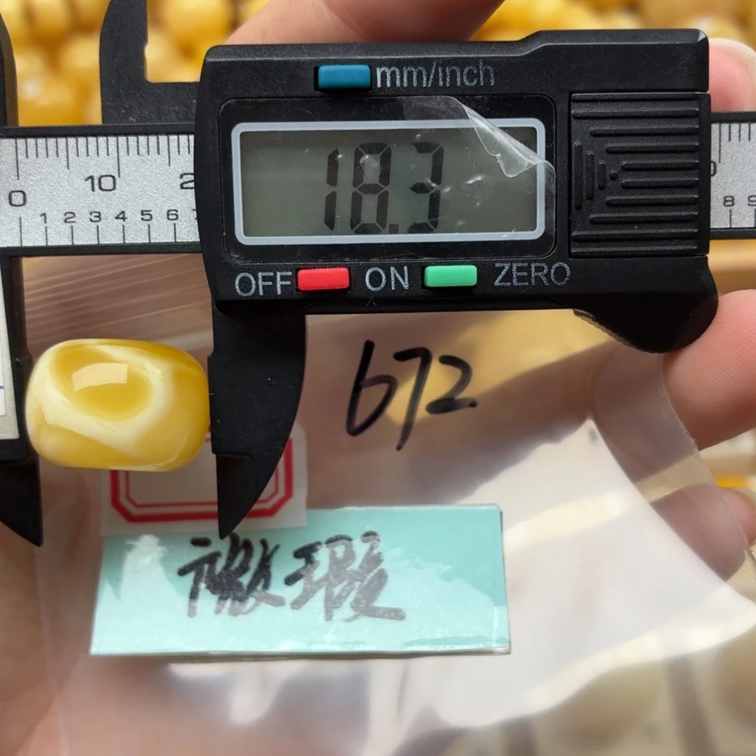 G***｜未镶嵌蜜蜡裸石微瑕