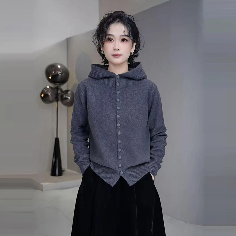 洋气春款高级感连帽针织衫2025纯色单排扣女装休闲风显瘦流行上衣