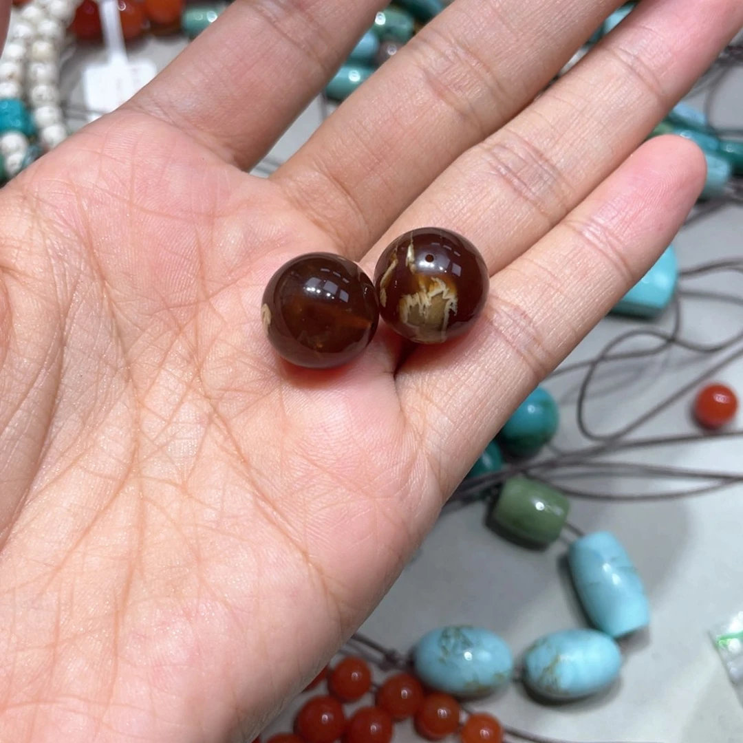 未镶嵌琥珀裸石溶洞