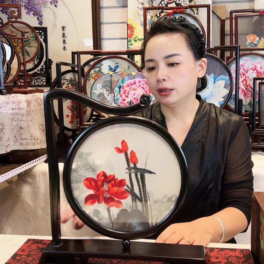 织绣苏绣摆台红莲