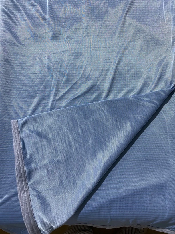 1.4*1.9银蓝色条纹凉感盖毯瑕疵