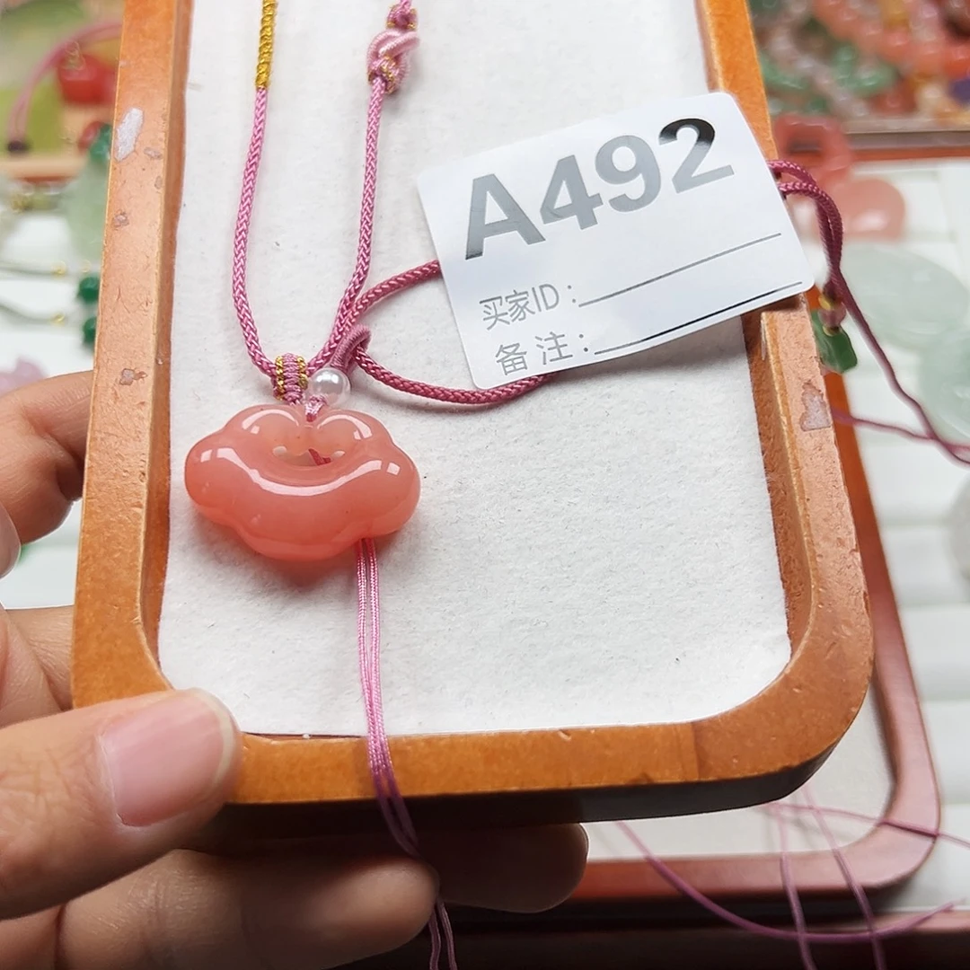 孙***。石英质玉合金颈饰