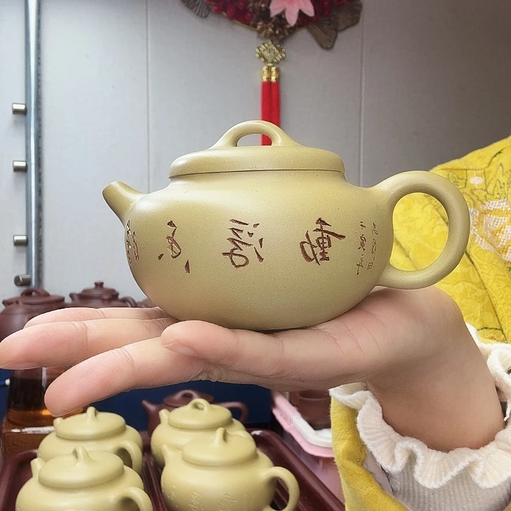 茶壶紫砂黄段壶半手，微瑕处理，220毫升，刻绘款