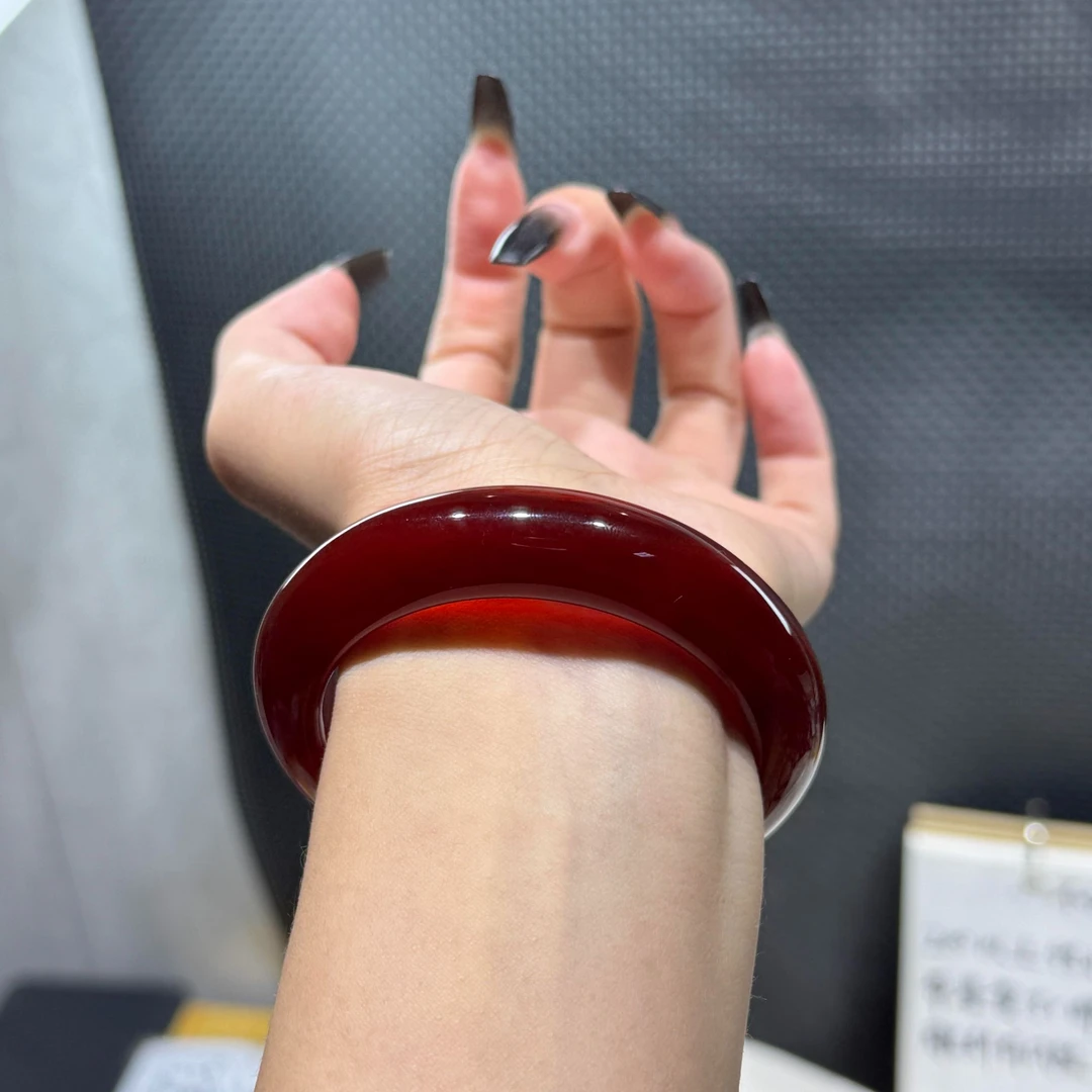高品冰透车厘子红玛瑙玉髓正圈手镯女超显白轻奢本命年多样性发一