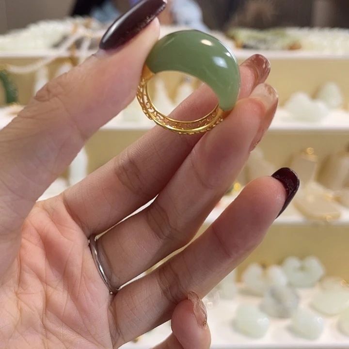 和田玉18K金镶嵌颈饰