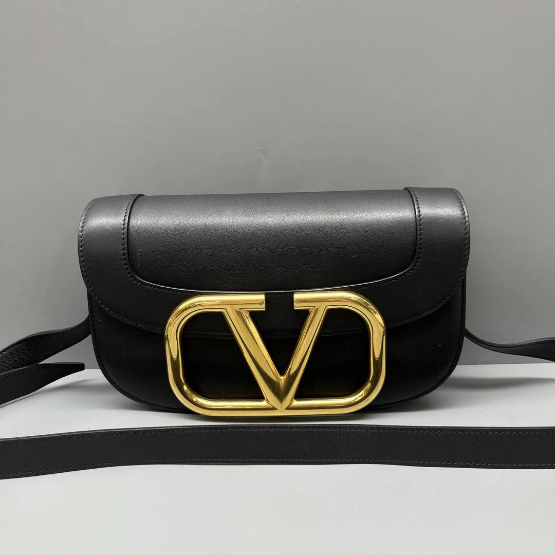 95新 Valentino/华伦天奴 黑金SuperVee单肩斜跨包 尺寸27*16 SV