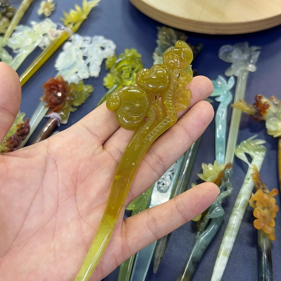 蛇纹石玉未镶嵌桃子琪*