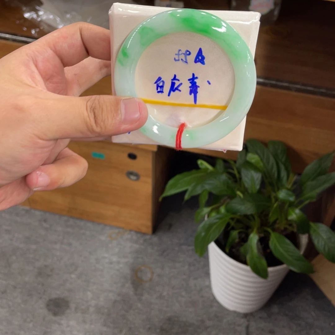 翡翠手镯未镶嵌天然翡翠