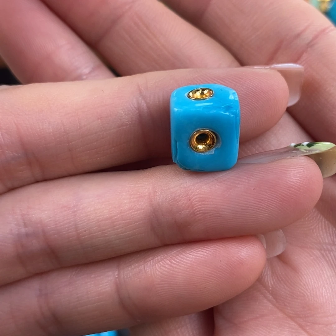 绿松石未镶嵌。拉芳