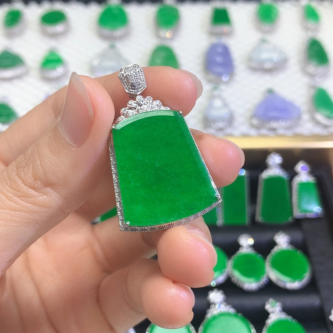 颈饰18K金镶嵌翡翠大***?吊坠