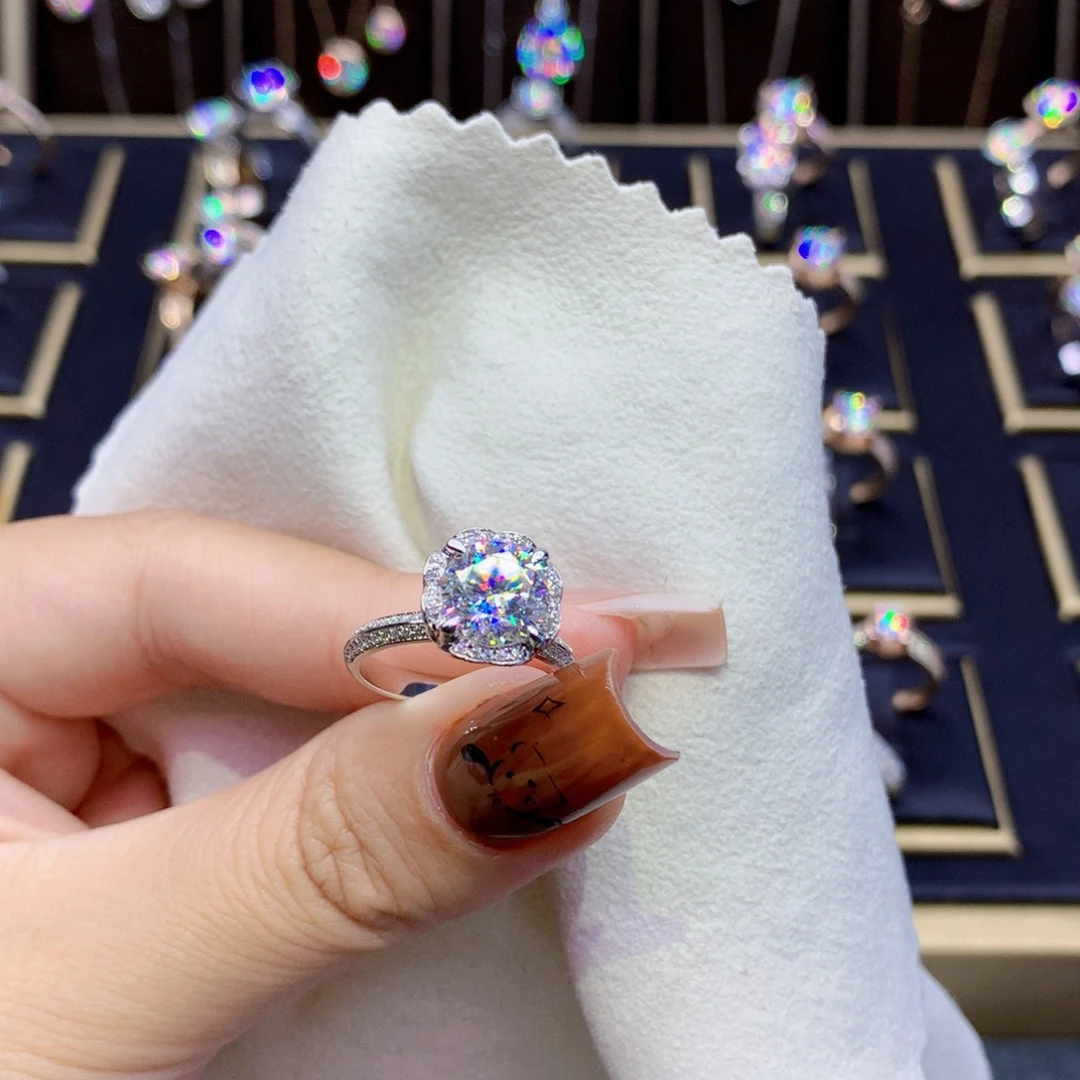 戒指/指环18K金镶嵌合成碳硅石（莫桑石）?****?