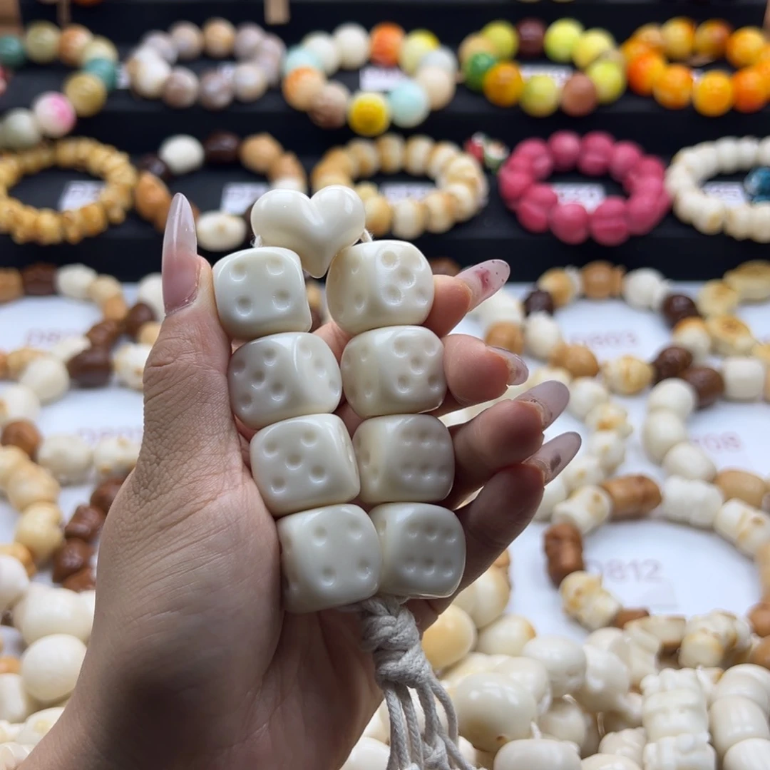 白玉菩提吊坠福****)手持20大卡12颗的
