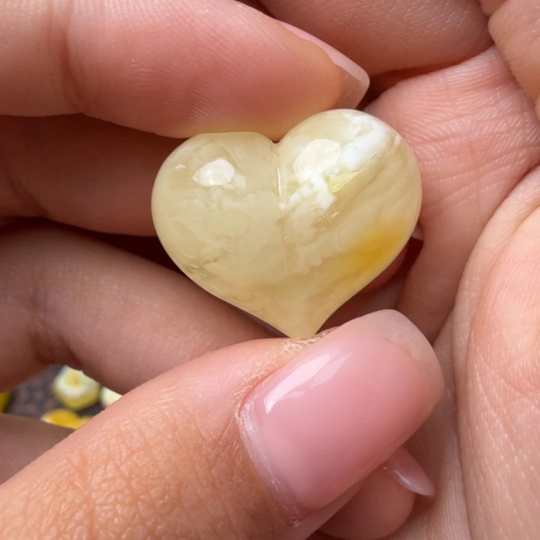 蝴***蝶未镶嵌琥珀裸石3.3克