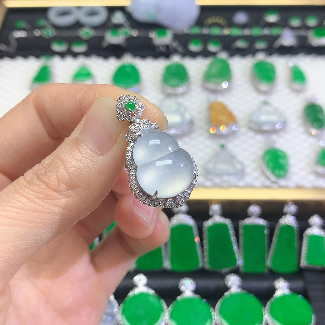 颈饰18K金镶嵌翡翠吊坠