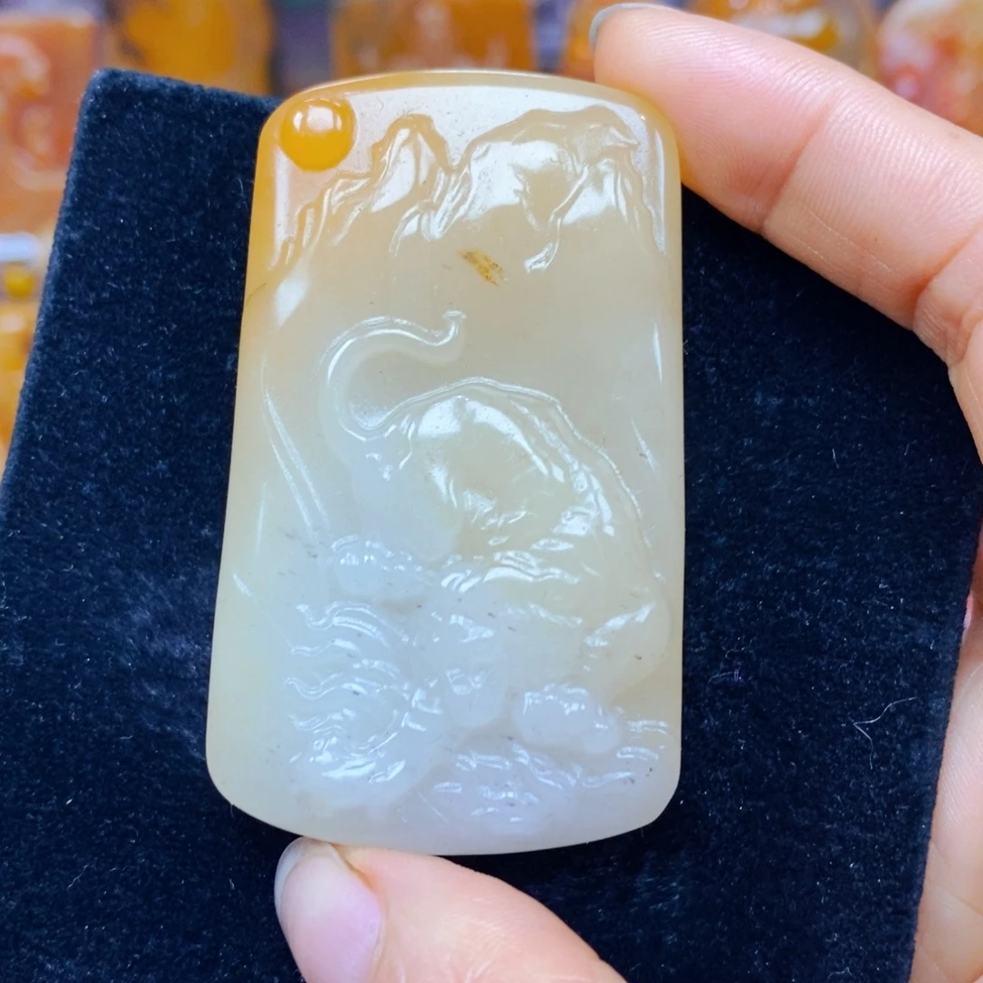 未镶嵌石英质玉（黄龙玉）颈饰