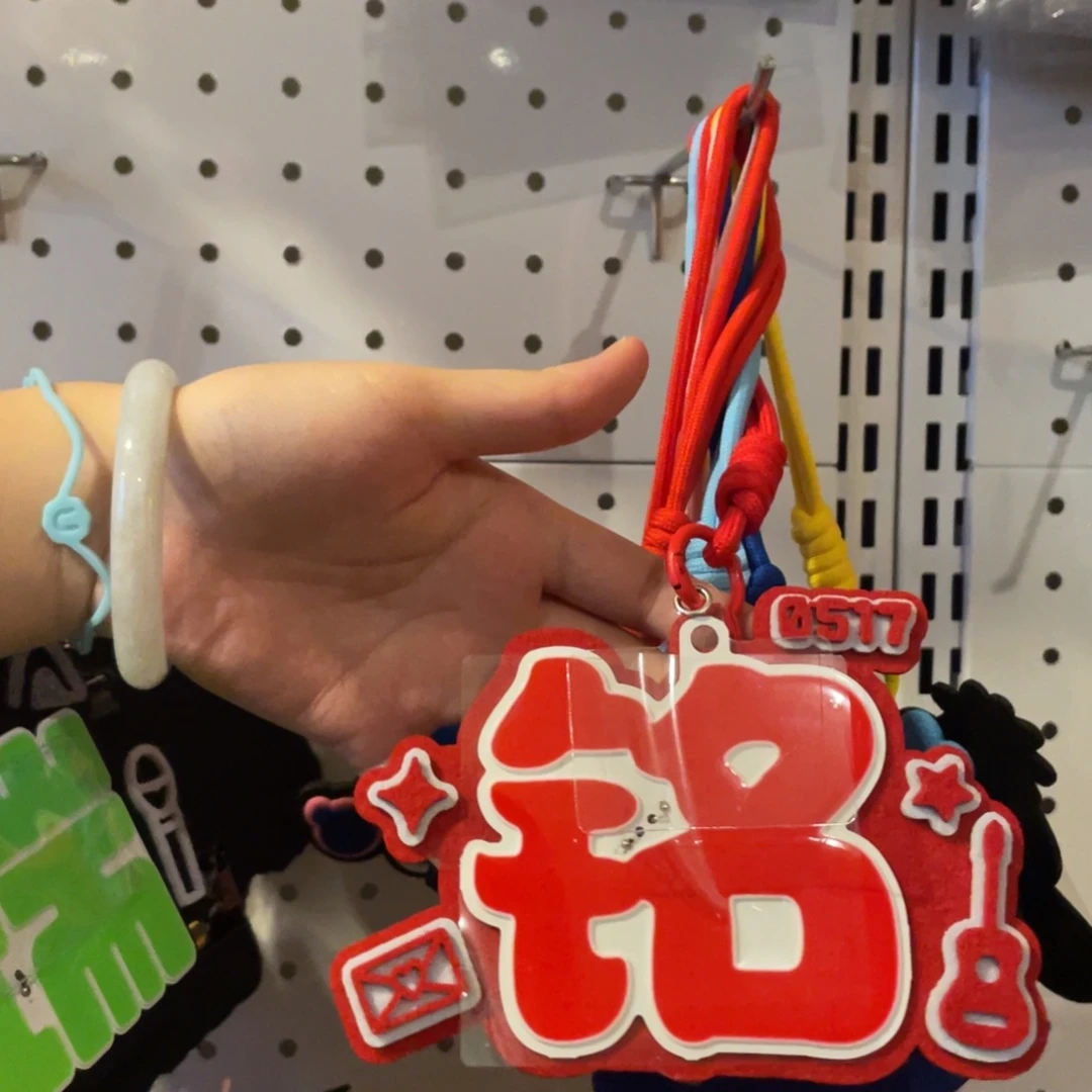 陈浚铭单字发光胸牌