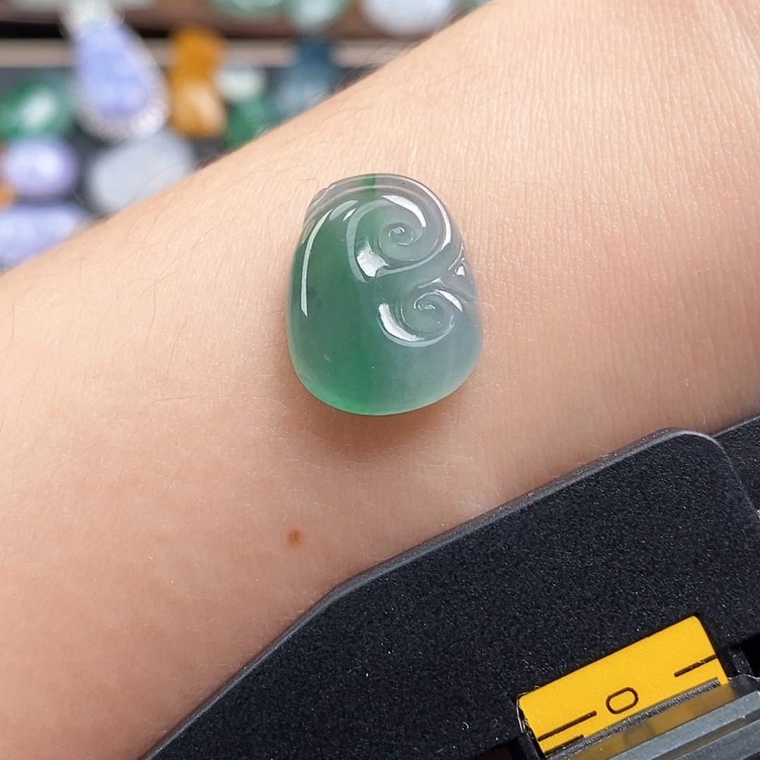 翡翠未镶嵌颈饰如意