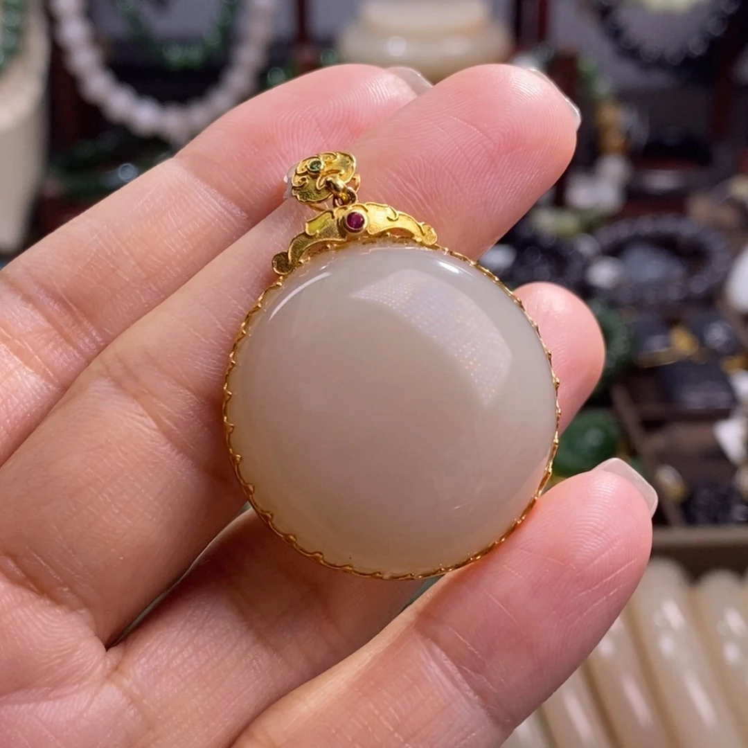 和田玉孤品福利老矿料老熟料藕粉18.k圆牌未镶嵌