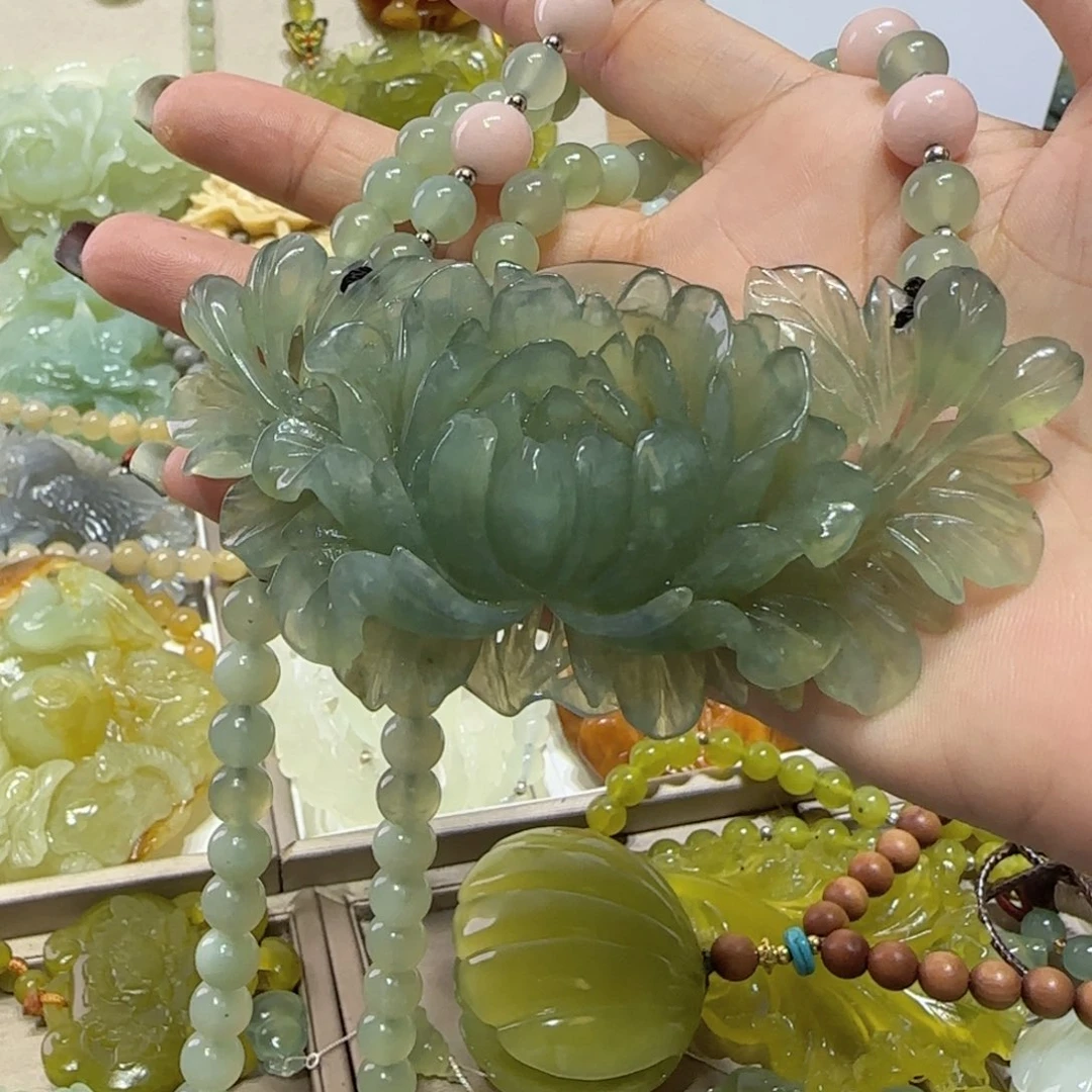 未镶嵌蛇纹石玉吊坠