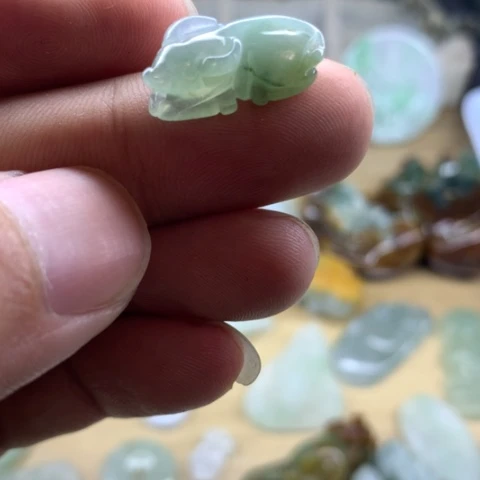 翡翠未镶嵌颈饰翡翠首饰