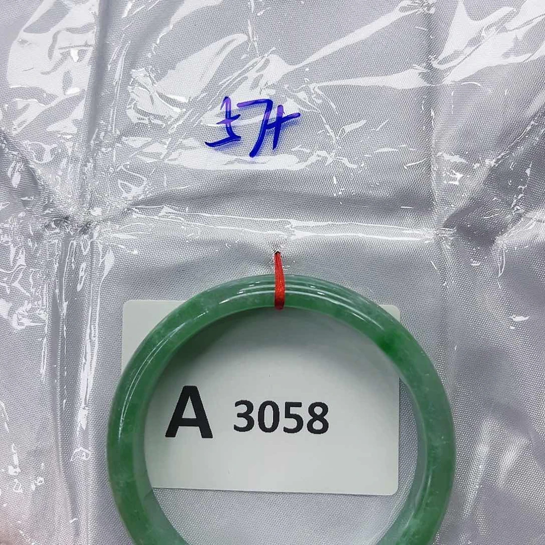 翡翠手镯未镶嵌多样性