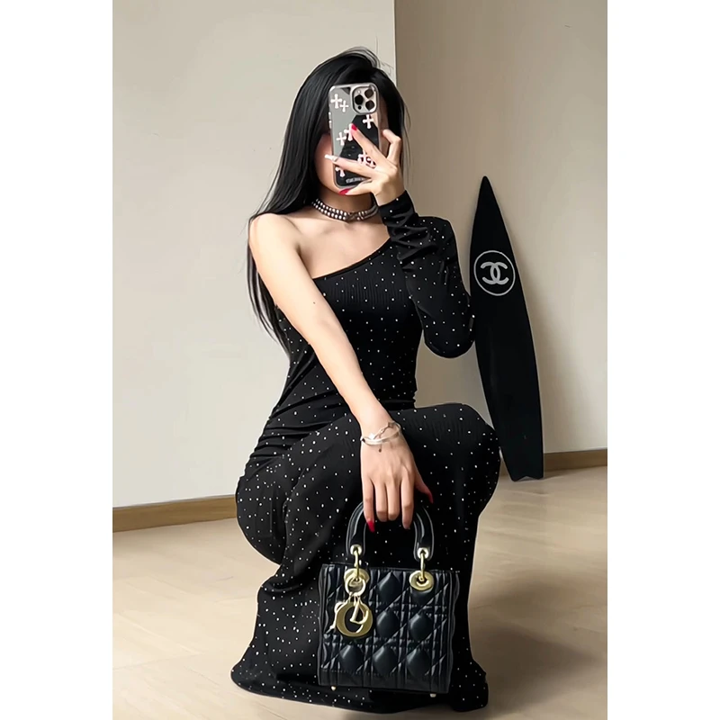 烫钻复古辣妹风斜领露肩设计感长袖连衣裙女秋季新款纯色包臀长裙