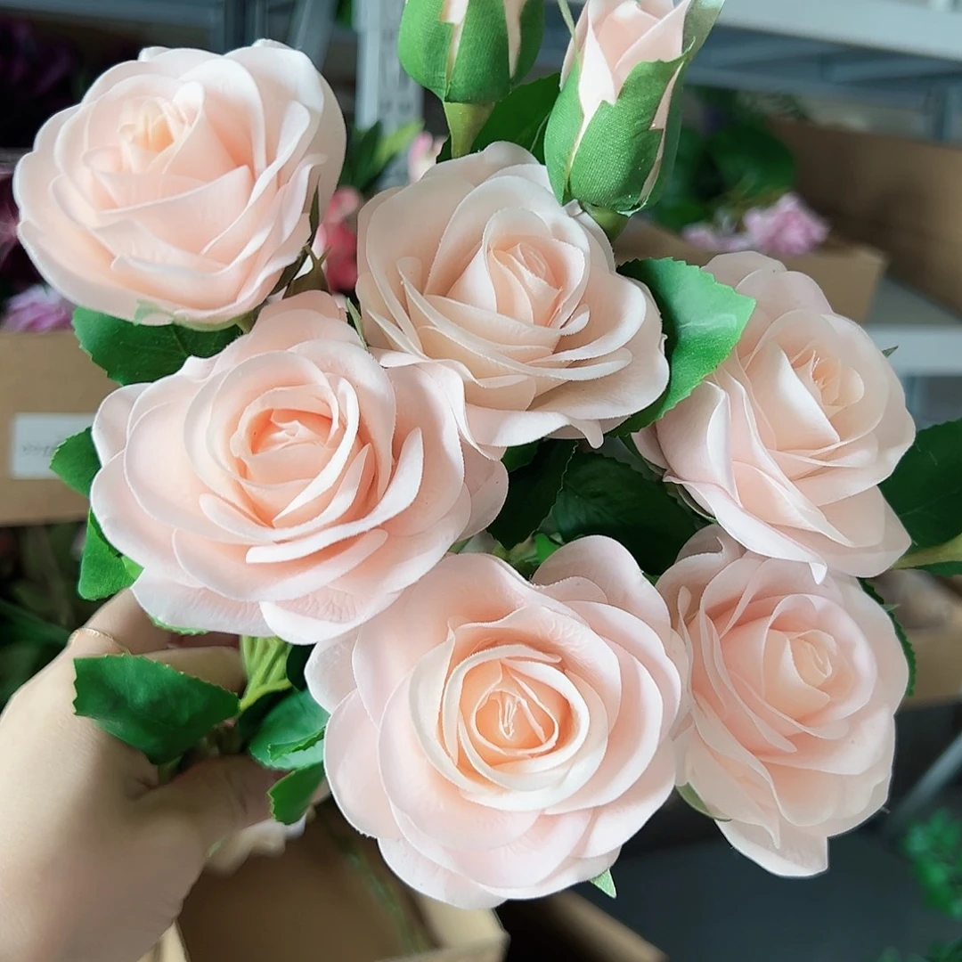 3枝香槟手感玫瑰。