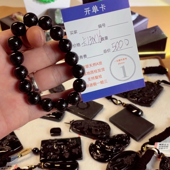 大***支颈饰未镶嵌翡翠翡翠