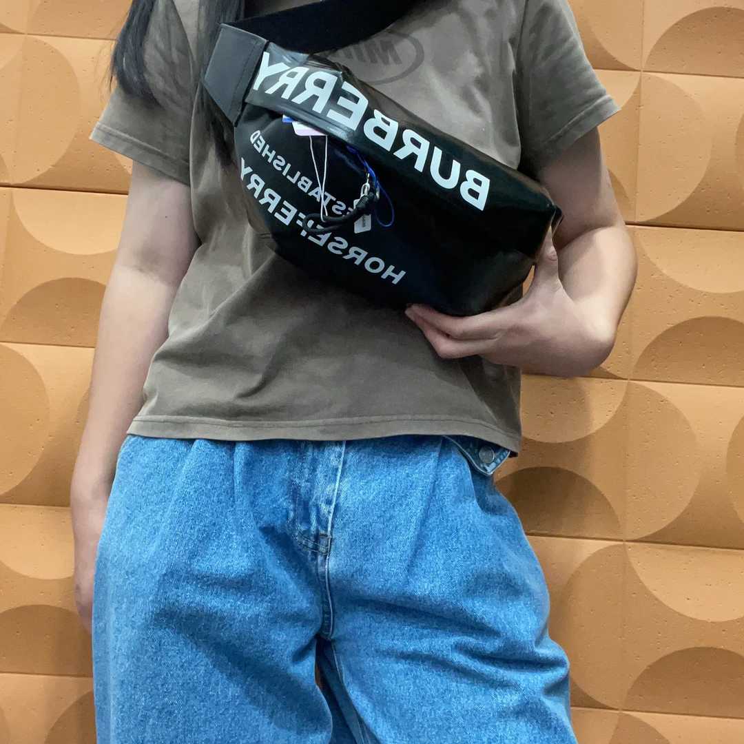 95新 BURBERRY/博柏利 【胖】 26 0939 黑色油蜡皮胸包