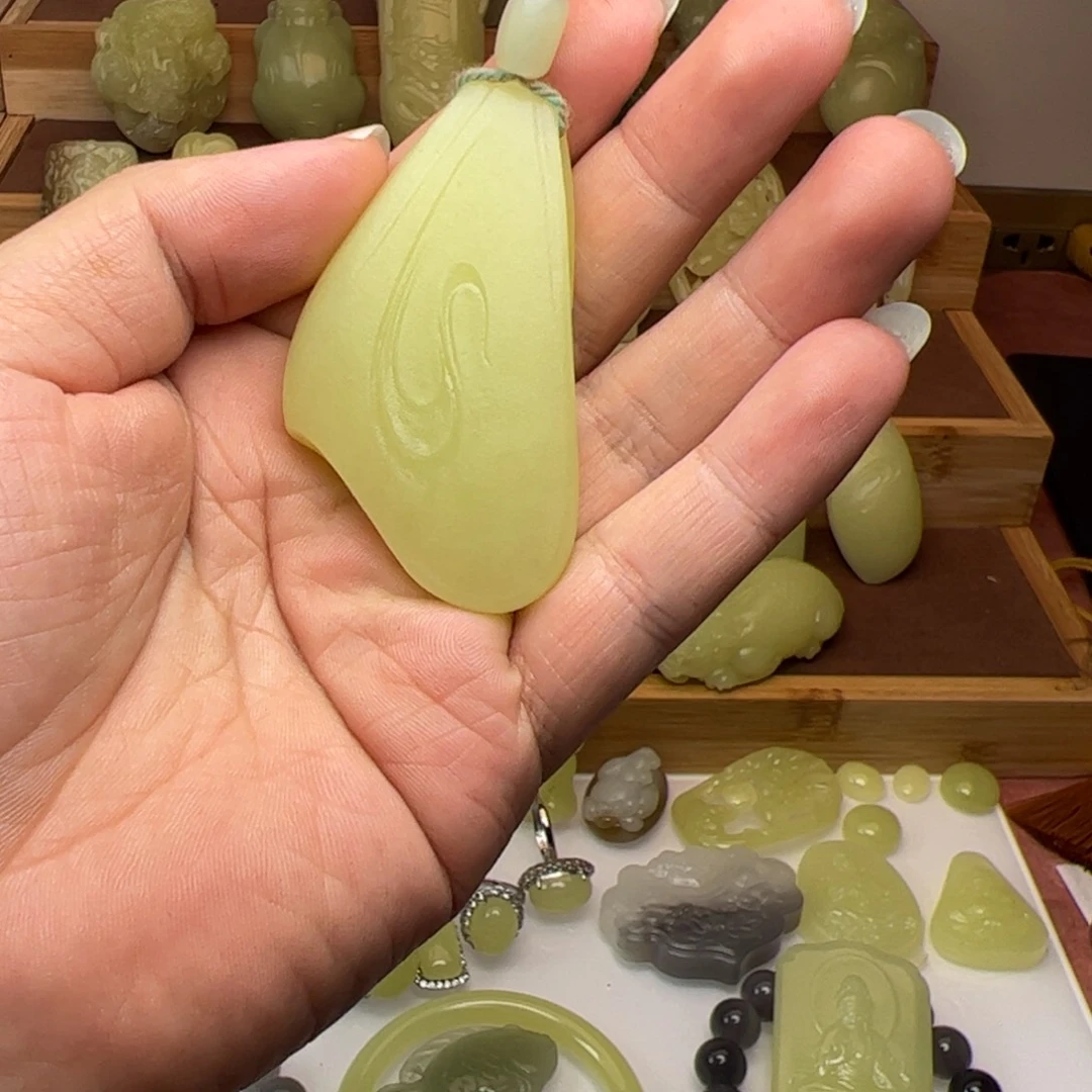 浩***天和田玉（黄玉）未镶嵌颈饰