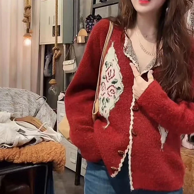 秋季2025新款爆款毛衣复古小众气质设计感碎花嵌花牛角扣针织开衫