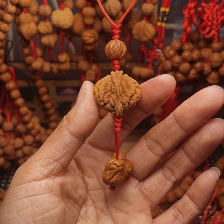 木质类龙纹桃枭挂件