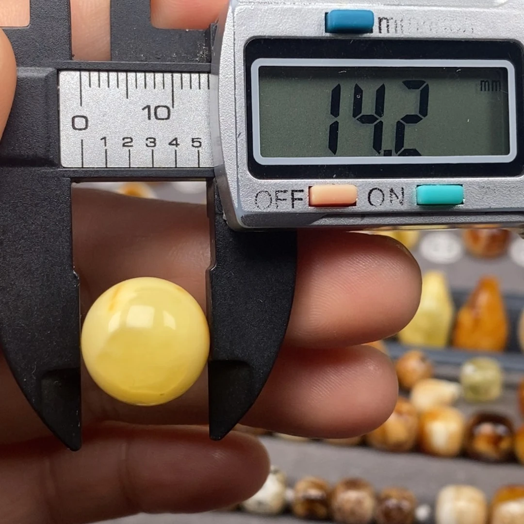 裸石琥珀未镶嵌圆珠