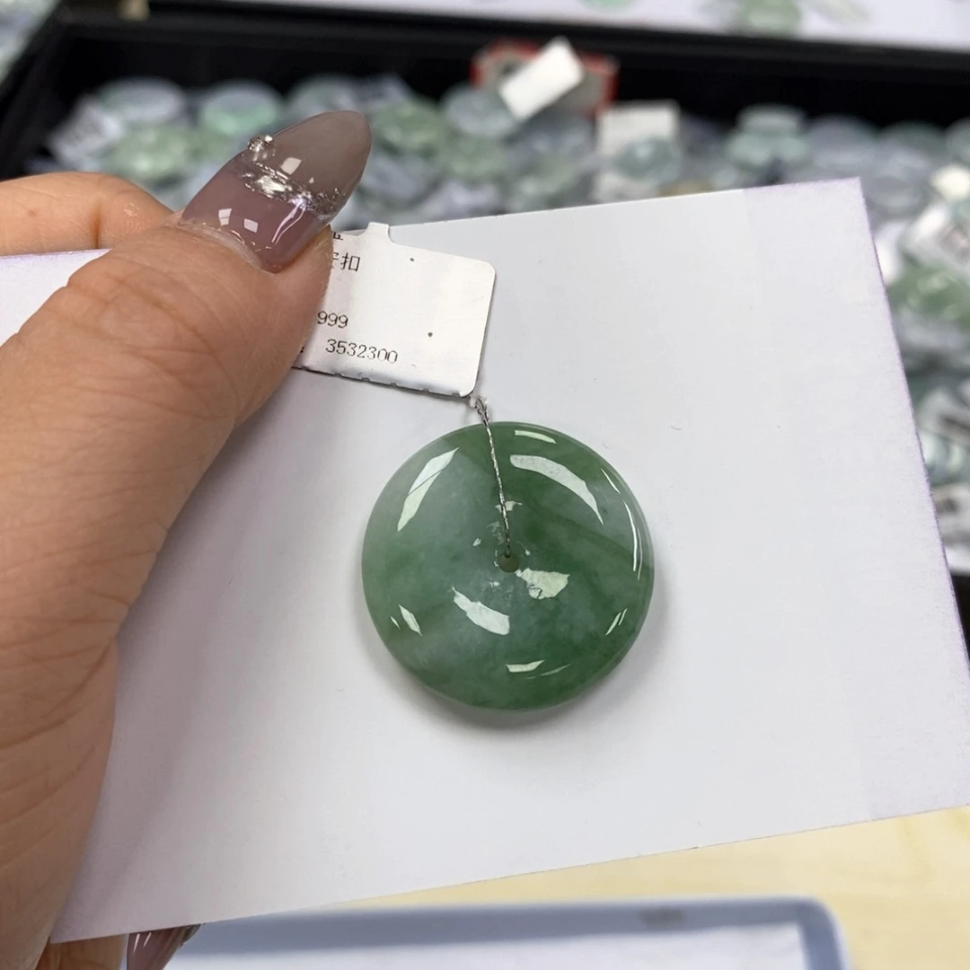 翡翠颈饰未镶嵌平安扣