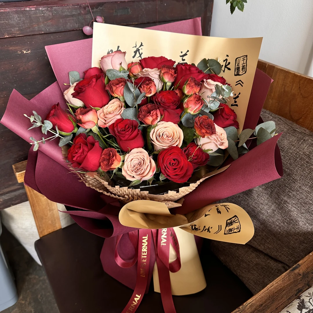 21朵红玫瑰卡布奇诺混搭花束