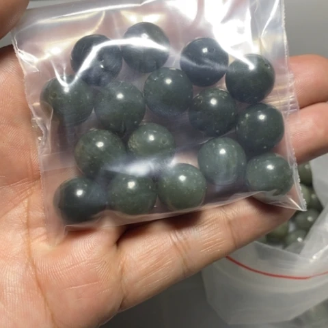 小***妹和田玉未镶嵌手链