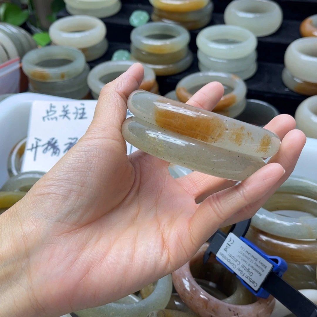 一***忧石英岩玉未镶嵌手镯