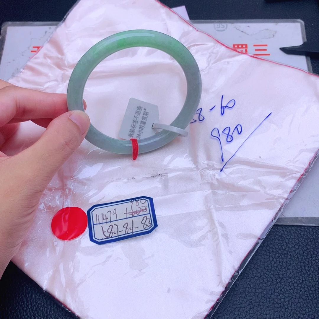 翡翠手镯未镶嵌翡翠