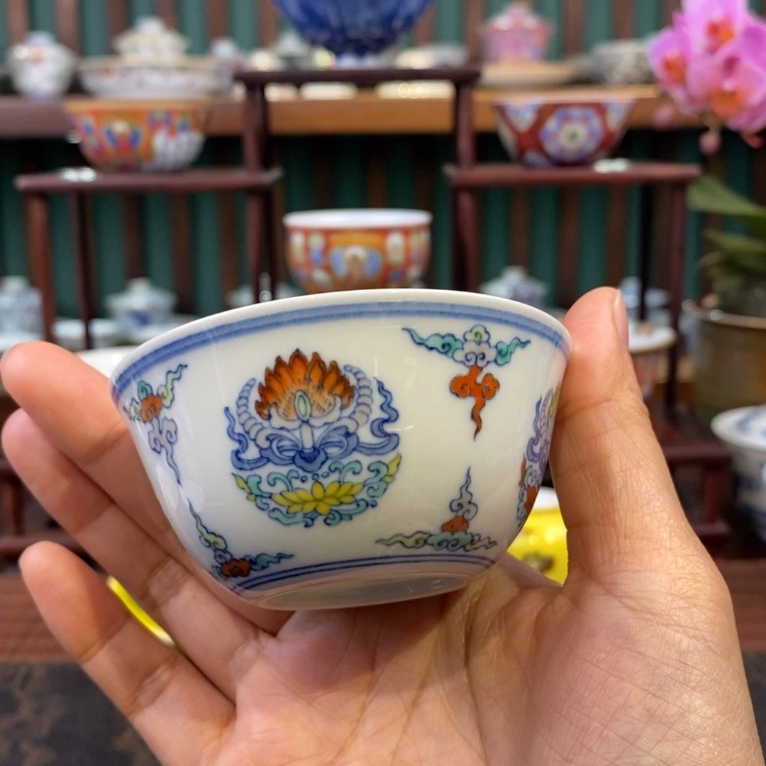 手工陶瓷斗彩忍冬纹握足杯