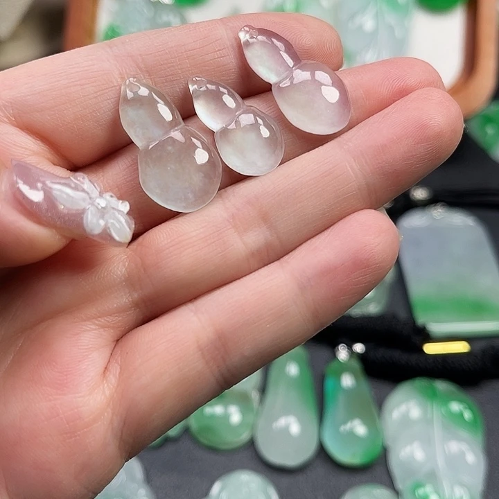 翡翠未镶嵌颈饰葫芦