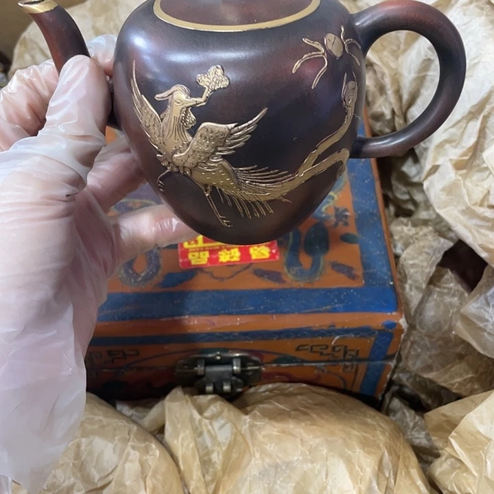紫砂茶壶原矿泥料手工制作的一把紫砂壶。