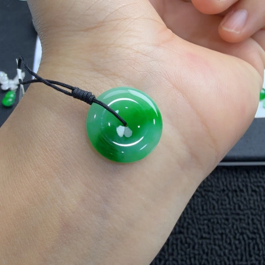 颈饰未镶嵌翡翠平安扣