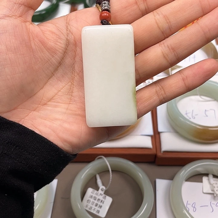 颈饰未镶嵌和田玉（糖玉）