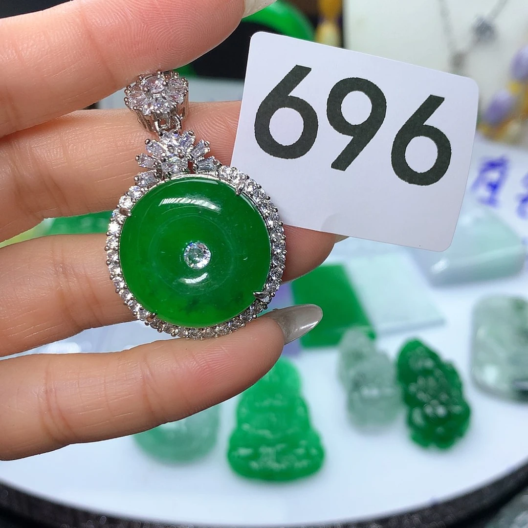 翡翠吊坠(赠链)未镶嵌