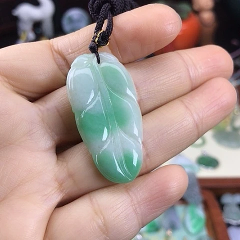 翡翠颈饰未镶嵌飘绿叶子