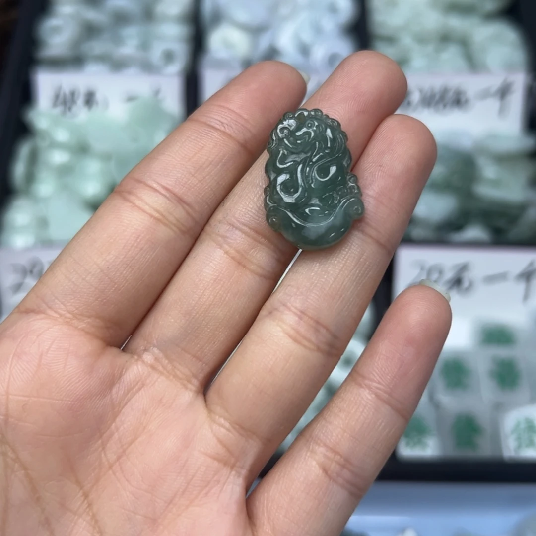 翡翠颈饰未镶嵌蛇